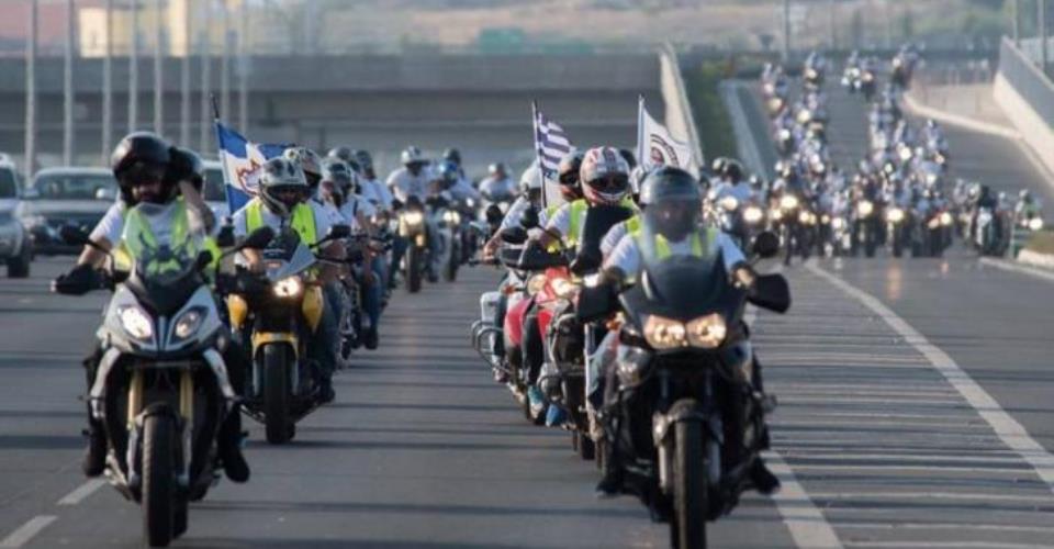 Isaac-Solomou Anma Girişimi motosikletlileri Ay. Dhometios barikatında sembolik...