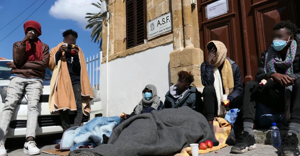 Third-country nationals return home through voluntary and forced procedures