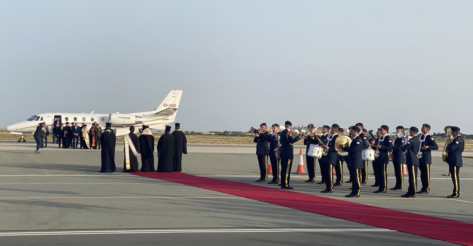 Η Κύπρος υποδέχθηκε το Άγιο Φως με τις Δέουσες Τιμές