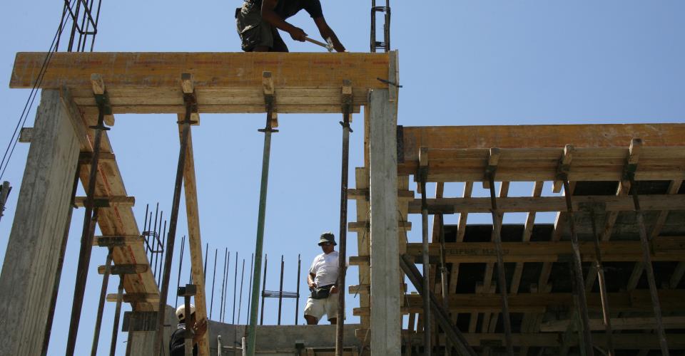 Διακοπή υπαίθριων εργασιών λόγω καύσωνα, λέει το Τμ. Επιθεώρησης Εργασίας