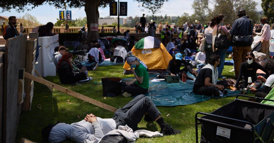 Συμπλοκές μεταξύ διαδηλωτών για πόλεμο στη Γάζα στο Πανεπιστήμιο της Καλιφόρνια