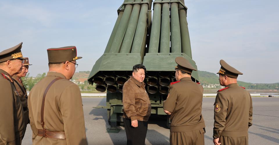 Ο Κιμ Γιονγκ Ουν επιθεώρησε συστήματα πολλαπλών εκτοξευτών πυραύλων