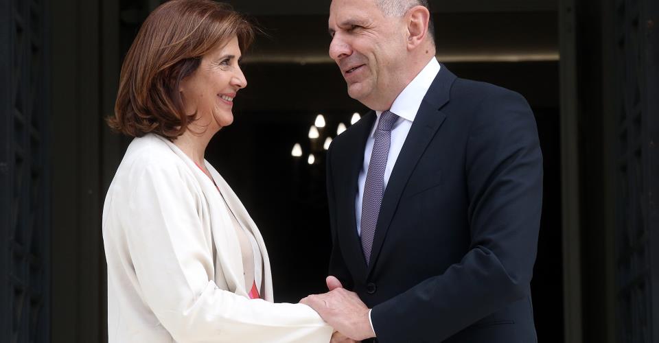 وزير خارجية اليونان متفائل بعض الشيء بشأن استئناف المحادثات القبرصية