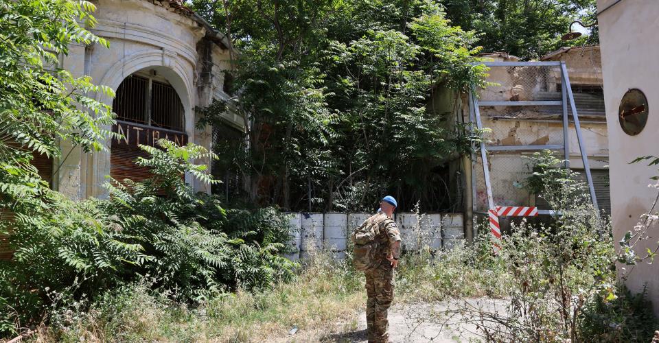 Για διατήρηση της οικολογικής αξίας της νεκρής ζώνης με επανεγκατάσταση...