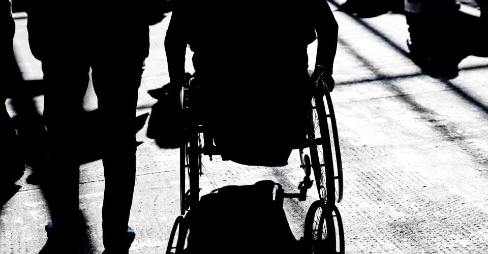 البرلمان يجرّم خطاب الكراهية والعنف بسبب السن أو الإعاقة