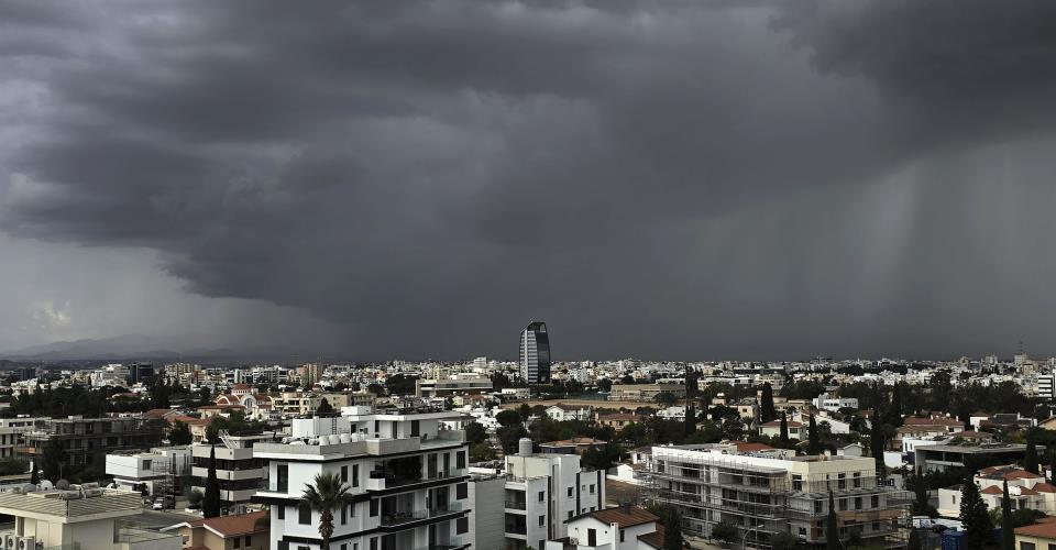 Κίτρινη προειδοποίηση για ισχυρές καταιγίδες για το βράδυ της Κυριακής