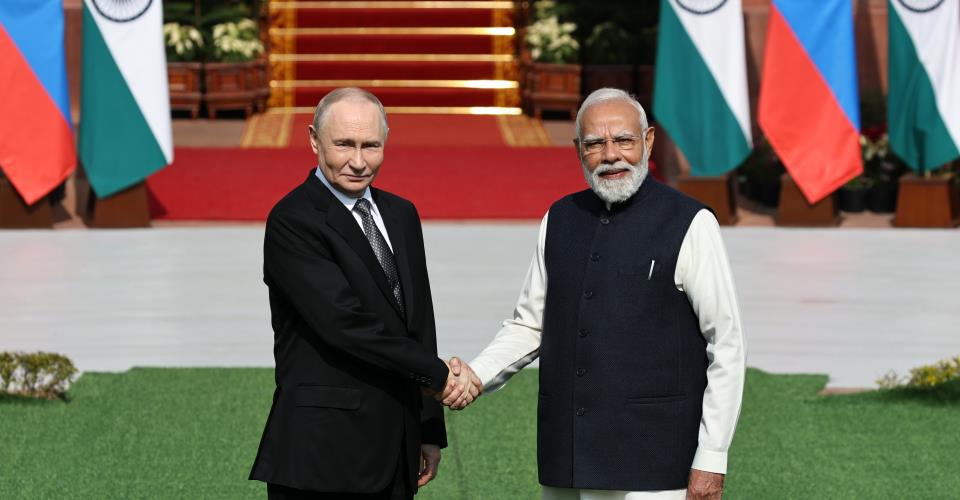 Συνομιλίες Πούτιν στην Ινδία με οικονομία-άμυνα στην ατζέντα