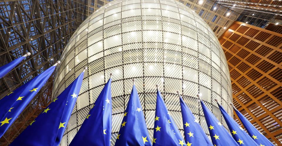Να δεσμευθεί κατηγορηματικά για σχέσεις καλής γειτονίας και να αποκυρήξει...