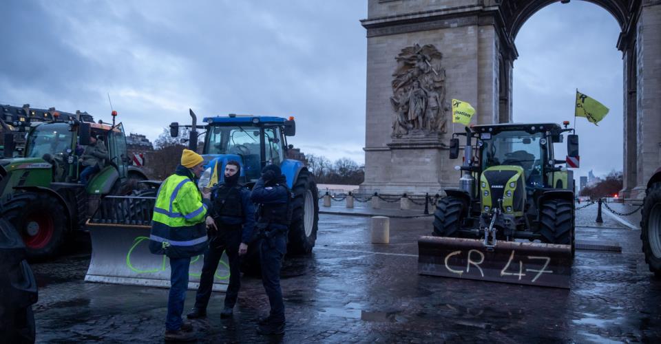 Τα τρακτέρ των αγροτών που διαδηλώνουν έφθασαν στον Πύργο του Άιφελ στο Παρίσι