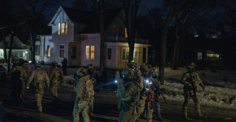 Απειλεί με ανάπτυξη στρατού στη Μινεσότα ο Τραμπ