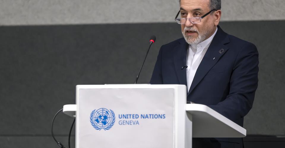 Το Λονδίνο θέτει σε κίνδυνο ζωές Βρετανών, λέει ο ΥΠΕΞ του Ιράν